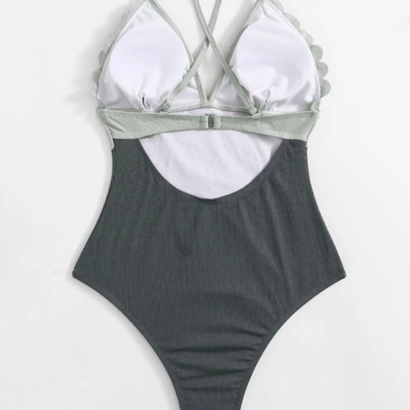 Textured Colorblock Scalloped Swimsuit - Picture 2 of 6